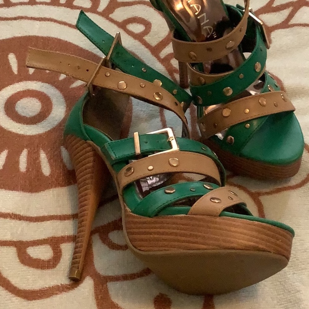 NEW NEVER WORN SKY HIGH HEELS